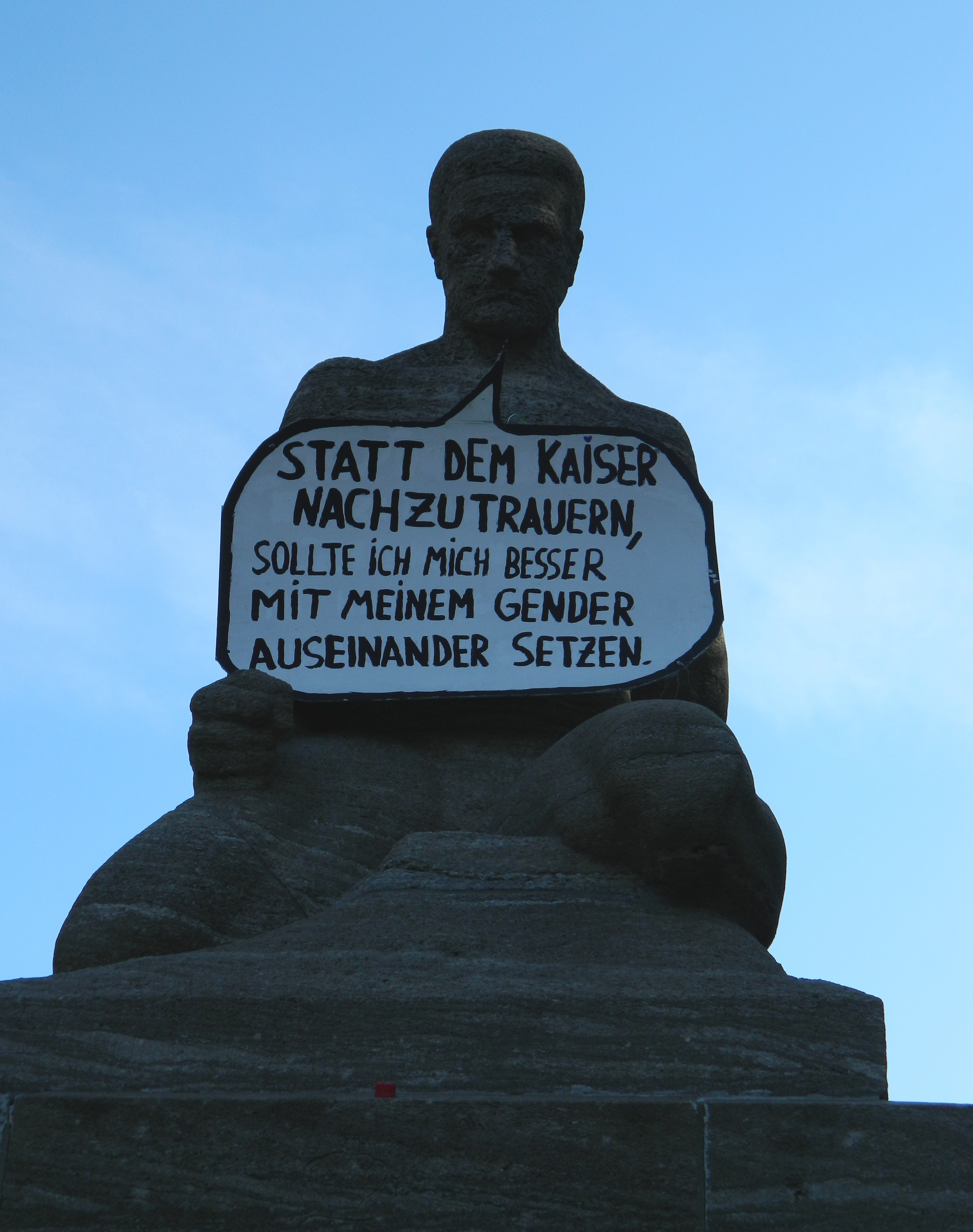 B: „Kriegerdenkmal“ Setzt Sich Mit Gender Und Fundis Auseinander « Maqui